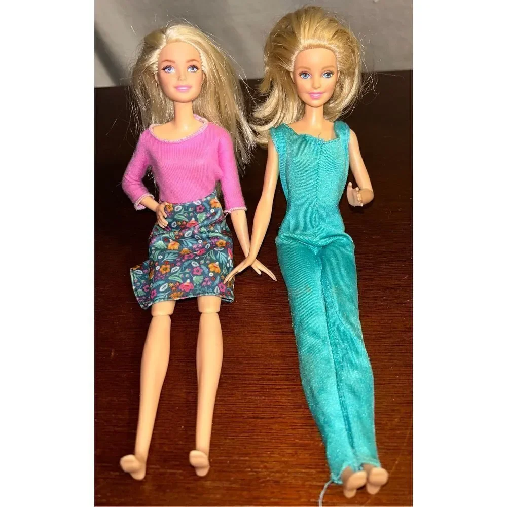2 vintage Barbie’s with outfits